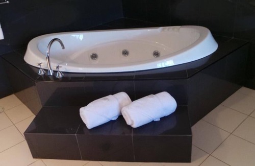 Broken Hill Hotel | Eco-Friendly Gateway Motor Inn: Highly Rated with Pool & Breakfast