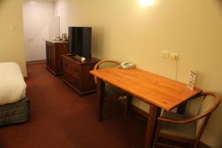 Notting Hill Hotel | Gateway on Monash: Family-Friendly with Pool & Hot Tub