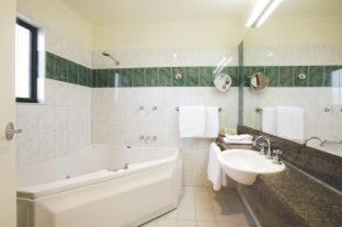 Notting Hill Hotel | Gateway on Monash: Family-Friendly with Pool & Hot Tub