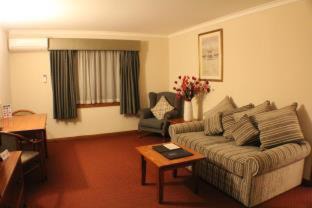 Notting Hill Hotel | Gateway on Monash: Family-Friendly with Pool & Hot Tub