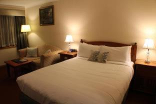 Notting Hill Hotel | Gateway on Monash: Family-Friendly with Pool & Hot Tub