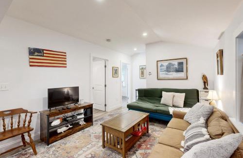 Hyannis House | Discover Gateway to Cape Cod - Family-Friendly Retreat