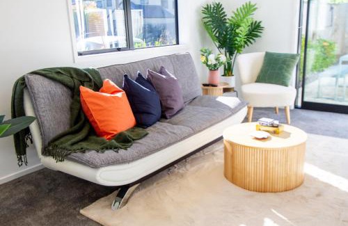 Riccarton Apartment | Perfect Retreat: Gateway to Hagley Park with Carpark