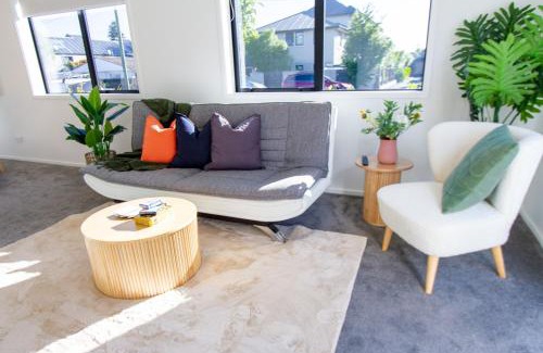 Riccarton Apartment | Perfect Retreat: Gateway to Hagley Park with Carpark