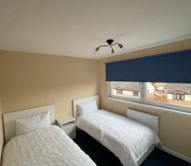 Balloch Apartment | Discover Gateway to the Loch: Family-Friendly Retreat