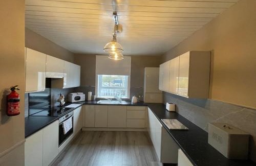 Balloch Apartment | Discover Gateway to the Loch: Family-Friendly Retreat