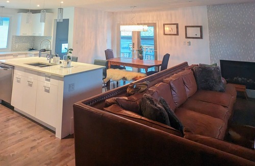 Canyon Meadows House | Experience Gateway to the Rockies - Pet and Child Friendly Stay
