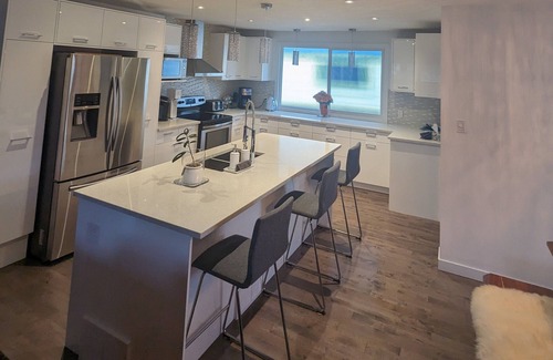 Canyon Meadows House | Experience Gateway to the Rockies - Pet and Child Friendly Stay