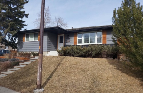 Canyon Meadows House | Experience Gateway to the Rockies - Pet and Child Friendly Stay