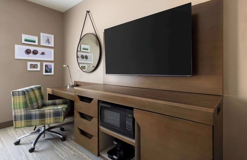 Oakhurst Hotel | Gateway to Yosemite: Ideal Location with Pool & Pet Friendly