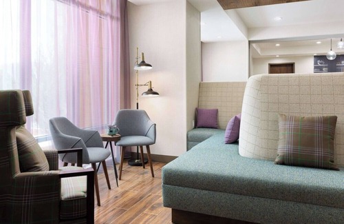 Oakhurst Hotel | Gateway to Yosemite: Ideal Location with Pool & Pet Friendly