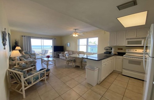 Fort Myers Beach Condo | Oceanfront Gateway Villas #299: Beachside Family Retreat