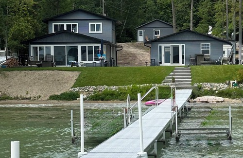 Higgins Lake House | Gather in this modern retreat with boat mooring.