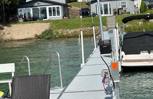 Higgins Lake House | Gather in this modern retreat with boat mooring.