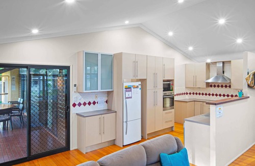 Agnes Water House | Pet-Friendly Holiday House with Ocean View & Hot Tub
