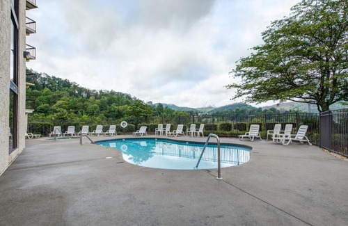 Gatlinburg Apartment | Relaxing Gatlinburg Chateau Rentals with Pool & Hot Tub