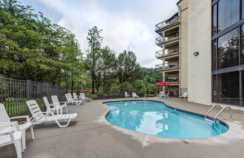 Gatlinburg Apartment | Relaxing Gatlinburg Chateau Rentals with Pool & Hot Tub