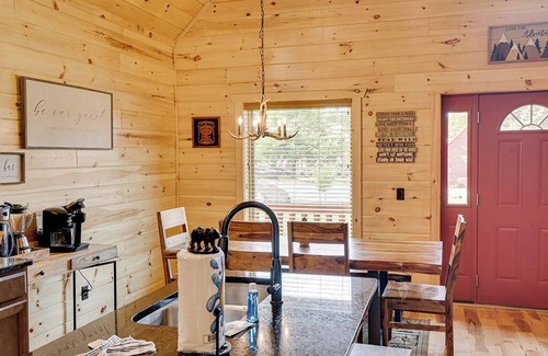 Pittman Center Cabin | Gatlinburg Getaway: 2 Bedrooms with Pool & Spa Amenities