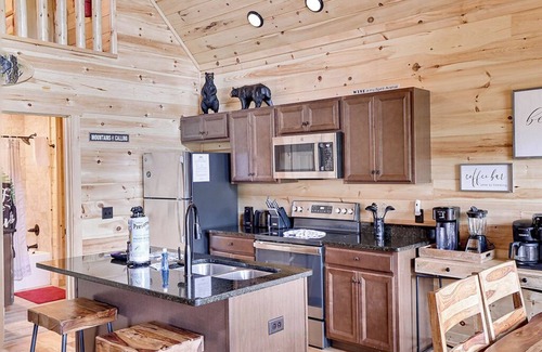 Pittman Center Cabin | Gatlinburg Getaway: 2 Bedrooms with Pool & Spa Amenities