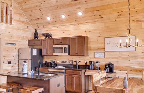 Pittman Center Cabin | Gatlinburg Getaway: 2 Bedrooms with Pool & Spa Amenities