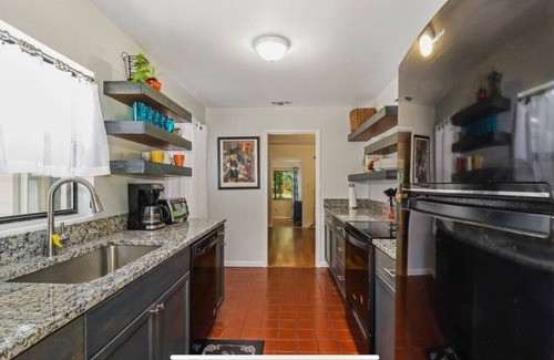 Gainesville House | Pet-Friendly Gator Springs Near Hospitals & UF - Rated 10/10