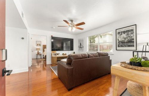 Gainesville Apartment | Gator Suites - Near UF, Shands & VA!