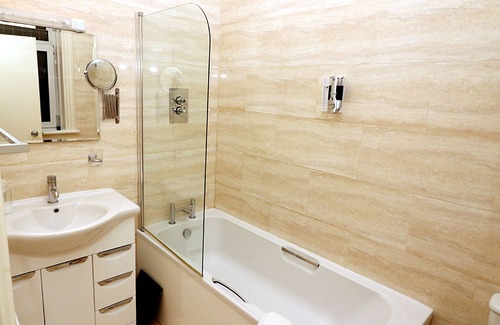 Horley Hotel | Comfortable Stay at Gatwick Inn Hotel with Family-Friendly Amenities