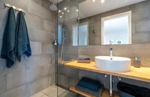 Gava Apartment | Gava Ocean View: Family-Friendly Retreat with Pool & Oceanfront