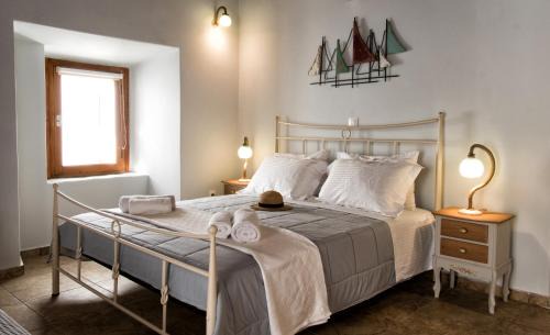 Gavrio House | Gavrion's Nest - Oceanfront Cycladic Studio with Top Ratings