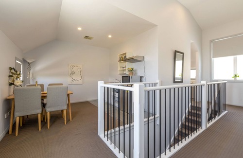 Gawler East House | Cozy Gawler Townhouse with Two Bedrooms & Breakfast Included