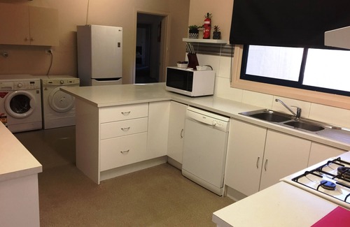 Strathmerton Hotel | Discover Gazebo Motor Inn: Family-Friendly Stay with Breakfast