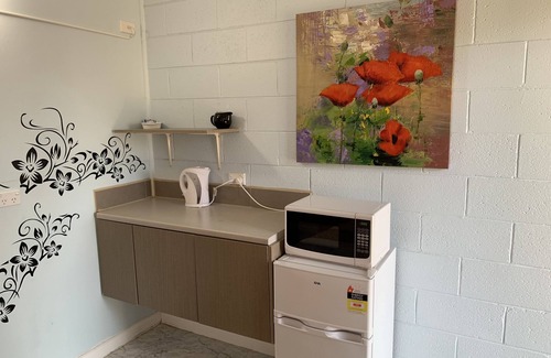 Strathmerton Hotel | Discover Gazebo Motor Inn: Family-Friendly Stay with Breakfast