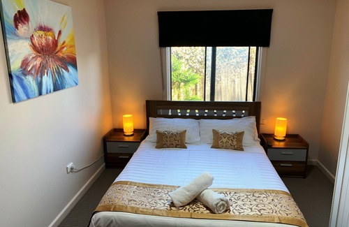 Strathmerton Hotel | Discover Gazebo Motor Inn: Family-Friendly Stay with Breakfast