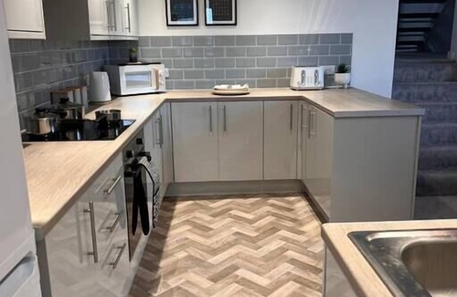 Trelewis Apartment | Stay at The Penn! 5 Bedroomed home in Treharris