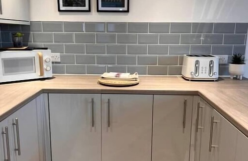 Trelewis Apartment | Stay at The Penn! 5 Bedroomed home in Treharris