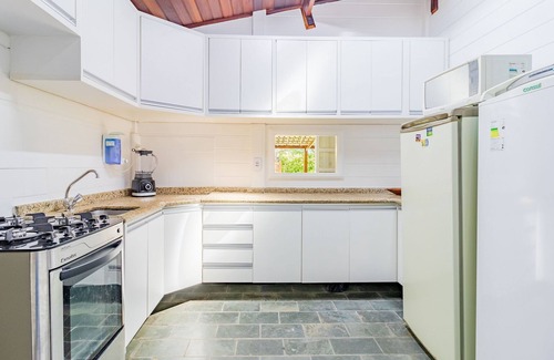 Centro House | GB69: Exceptional Beach House with Private Pool & Amenities