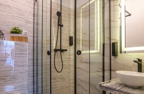 Timisoara Hotel | Affordable Stay at GBU Home Timisoara Olive 405