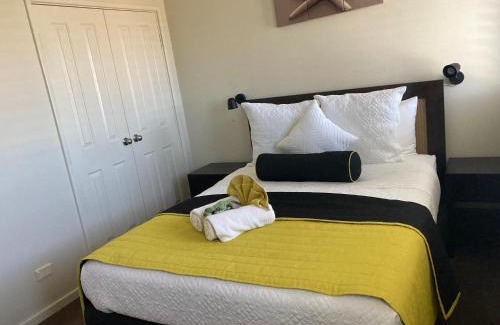 Kalbarri Bed & Breakfast | Experience Gecko Lodge Kalbarri: Ocean Views & Relaxing Hot Tub