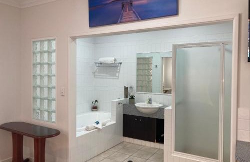 Kalbarri Bed & Breakfast | Experience Gecko Lodge Kalbarri: Ocean Views & Relaxing Hot Tub
