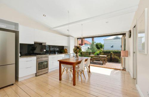 Geelong West House | Delightful Geelong West Miner's Cottage - 4 Star Retreat