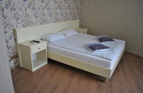 Dzerzhyns'kyi District Hotel | Discover Gelios: Family-Friendly Stay with Breakfast Included