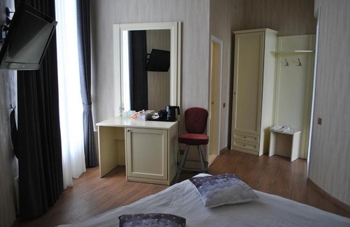 Dzerzhyns'kyi District Hotel | Discover Gelios: Family-Friendly Stay with Breakfast Included