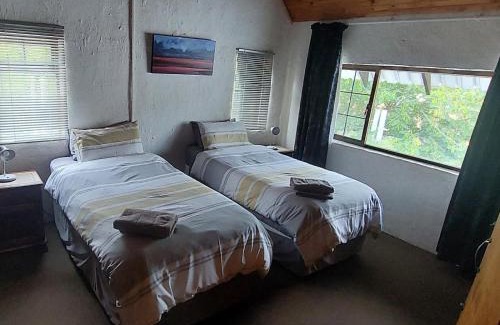 Olifantshoek House | Comfortable Geluksdam Guest House with Breakfast Included