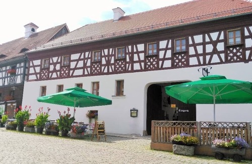 Neualbenreuth Apartment | Cozy Apartment with Marketplace Views and Family Amenities