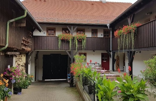 Neualbenreuth Apartment | Cozy Apartment with Marketplace Views and Family Amenities