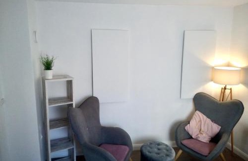 Poppenweiler Apartment | Cozy 1-Bedroom Retreat: Pet & Child Friendly Stay