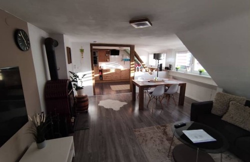 Burgthann Apartment | Cozy Family Retreat: 5 Pers. Fewo Steinbach with Ocean View