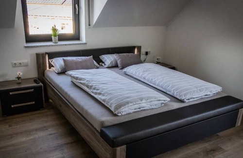 Neukirchen-Balbini Apartment | Gemütliche Dachgeschosswohnung mit Saunabereich