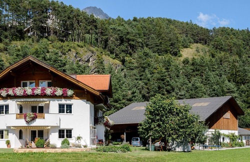 Arzl im Piztal Apartment | Cozy Holiday Apartment by the Forest, Ideal Location