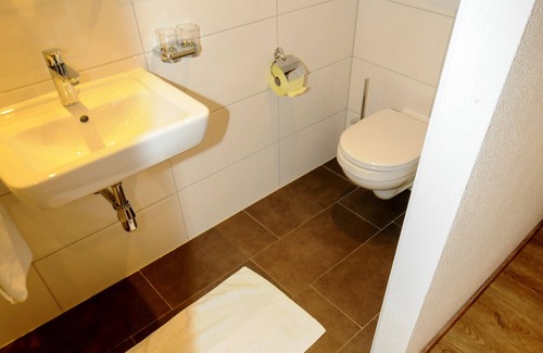 Arzl im Piztal Apartment | Cozy Holiday Apartment by the Forest, Ideal Location